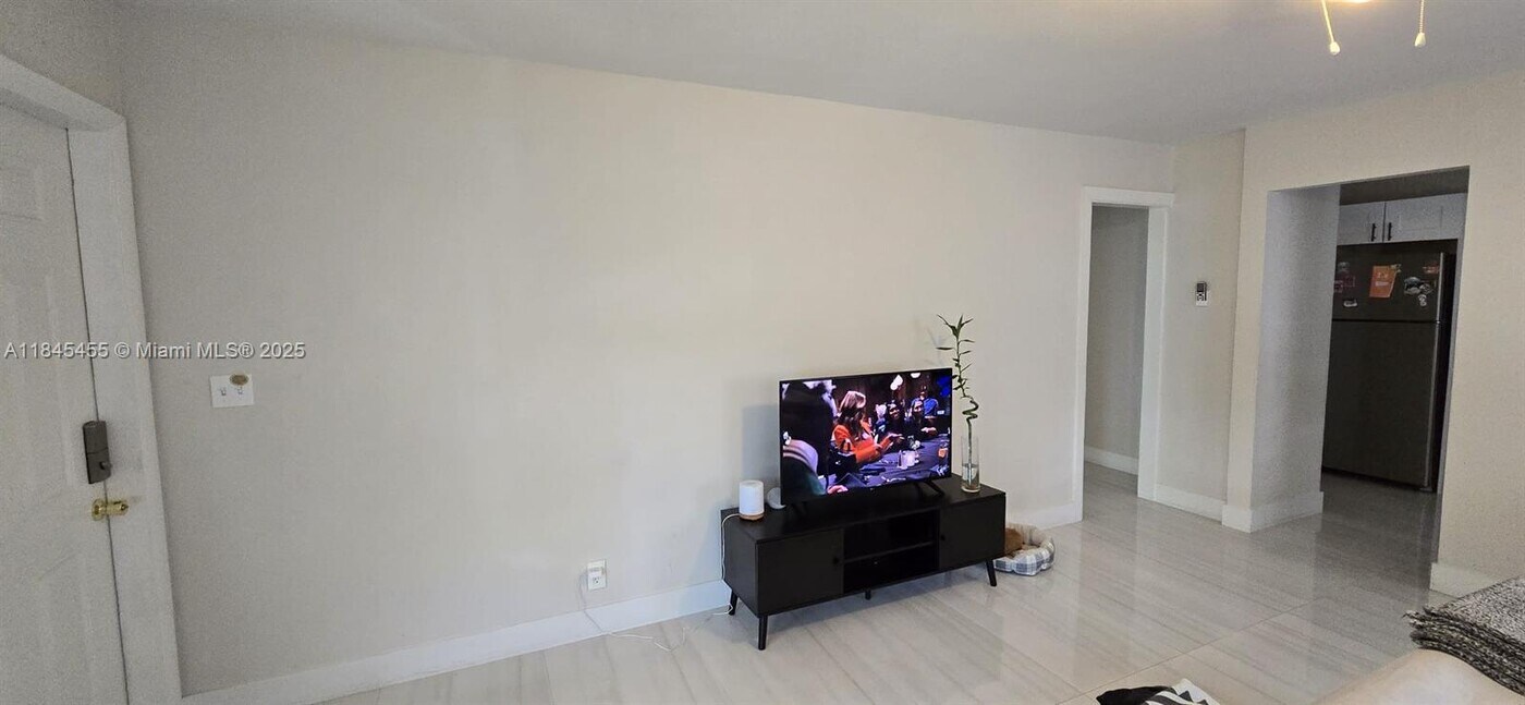 1832 Rodman St in Hollywood, FL - Building Photo