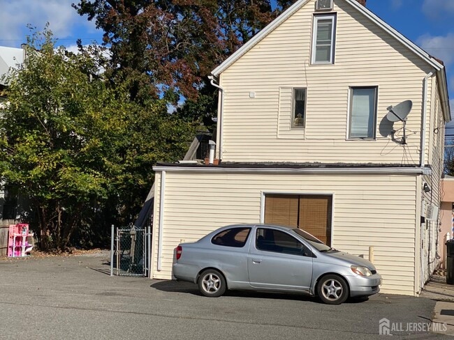 property at 116 Woodbridge Ave