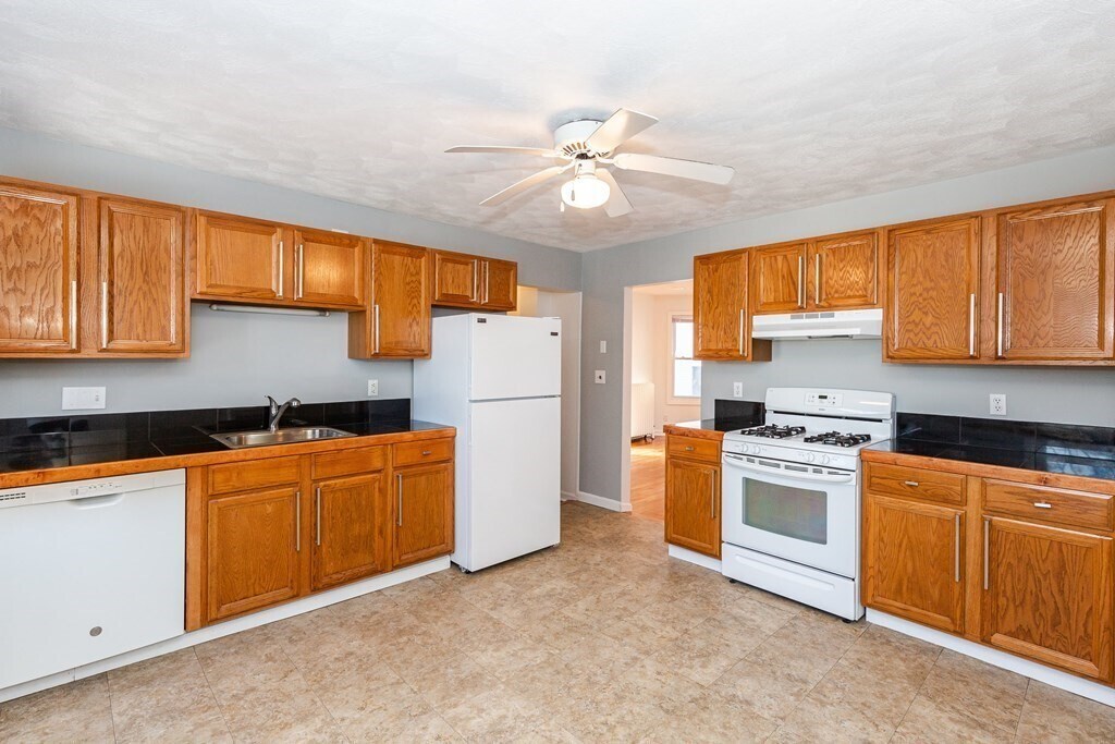 15 Hutchinson St in Winthrop, MA - Building Photo