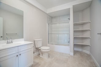 The Manor at Totowa in Totowa, NJ - Foto de edificio - Interior Photo