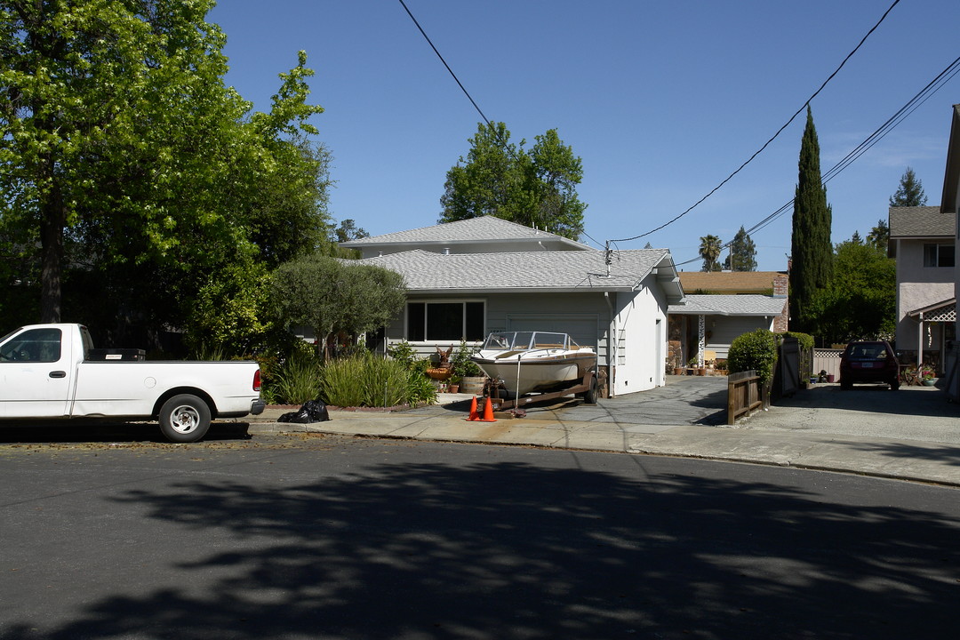 1581-1583 Hawes Ct in Redwood City, CA - Building Photo