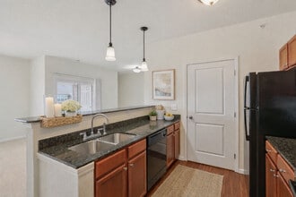 Burkart Crossing Apartments in Seymour, IN - Foto de edificio - Building Photo