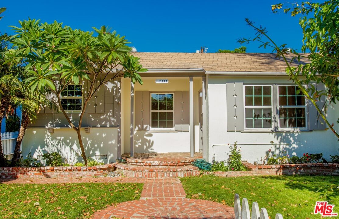 17841 Welby Way in Los Angeles, CA - Foto de edificio