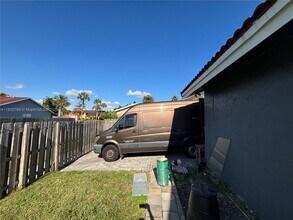 7099 NW 48th Ct in Lauderhill, FL - Foto de edificio - Building Photo