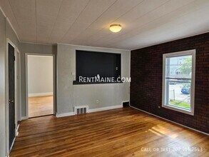 27 Elm St, Unit 2 in Lewiston, ME - Building Photo - Building Photo