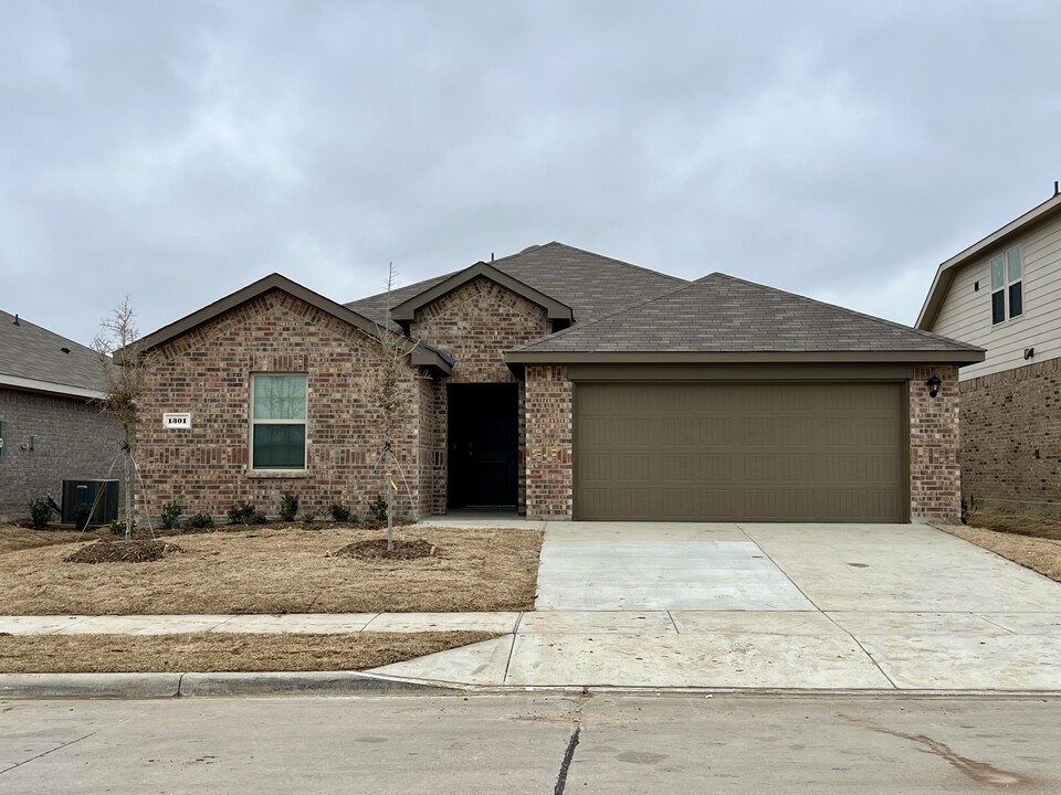 1301 Acacia Dr in Royse City, TX - Building Photo