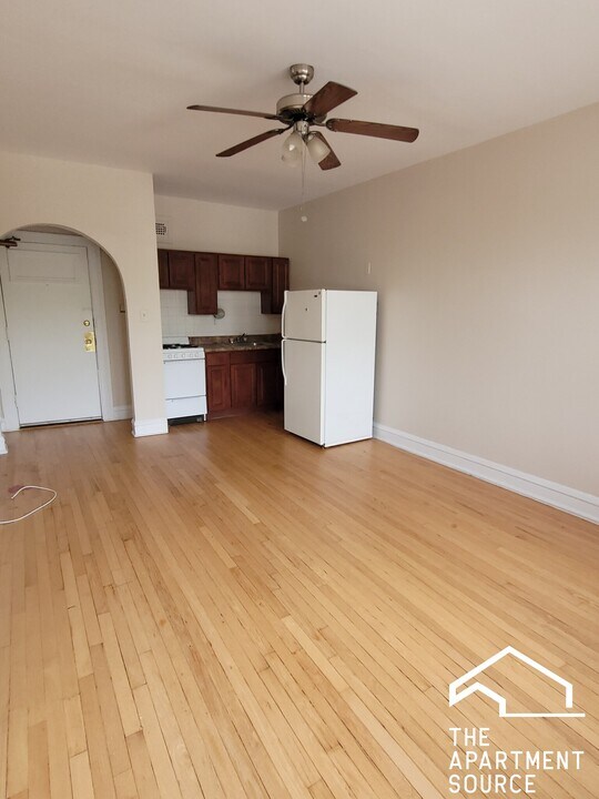 1140 W Morse Ave, Unit 204 in Chicago, IL - Building Photo