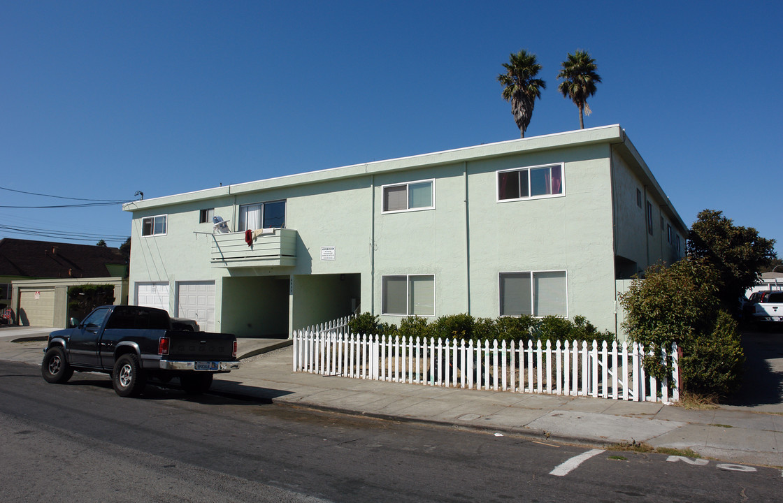 2023 Chanslor Ave in Richmond, CA - Building Photo