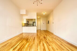 346 W 52nd St in New York, NY - Building Photo - Building Photo