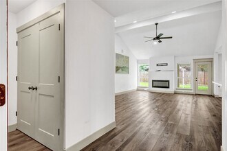 10115 Kirkbluff Dr in Houston, TX - Foto de edificio - Building Photo