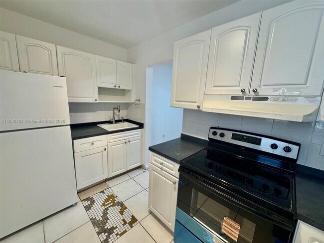 2380 Diana Dr in Hallandale Beach, FL - Building Photo - Building Photo