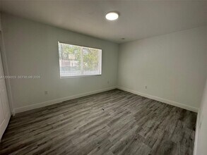 1095 NE 149th St in Miami, FL - Building Photo - Building Photo