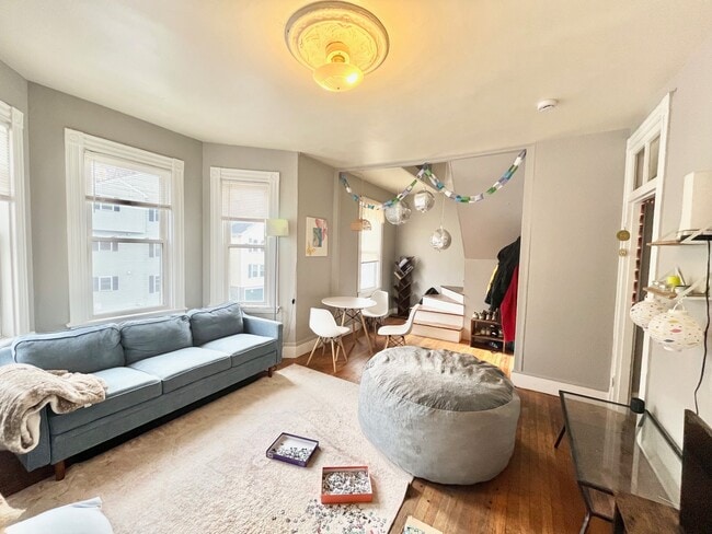 121 Hillside St, Unit 2 in Boston, MA - Foto de edificio - Building Photo