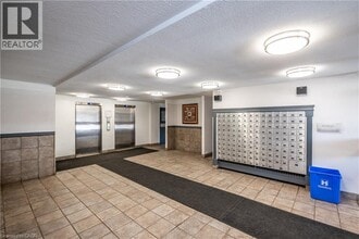 15 Nicklaus Dr in Hamilton, ON - Building Photo - Building Photo