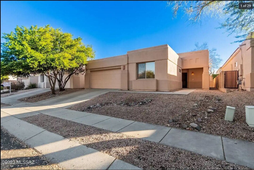 7436 E Calle Perpetuo in Tucson, AZ - Building Photo