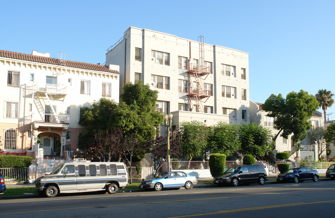 447 S Rampart Blvd in Los Angeles, CA - Building Photo