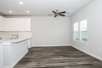 333 N Centro Cir in Shenandoah, TX - Building Photo - Building Photo