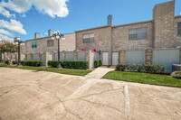 378 Wilcrest Dr in Houston, TX - Foto de edificio - Building Photo