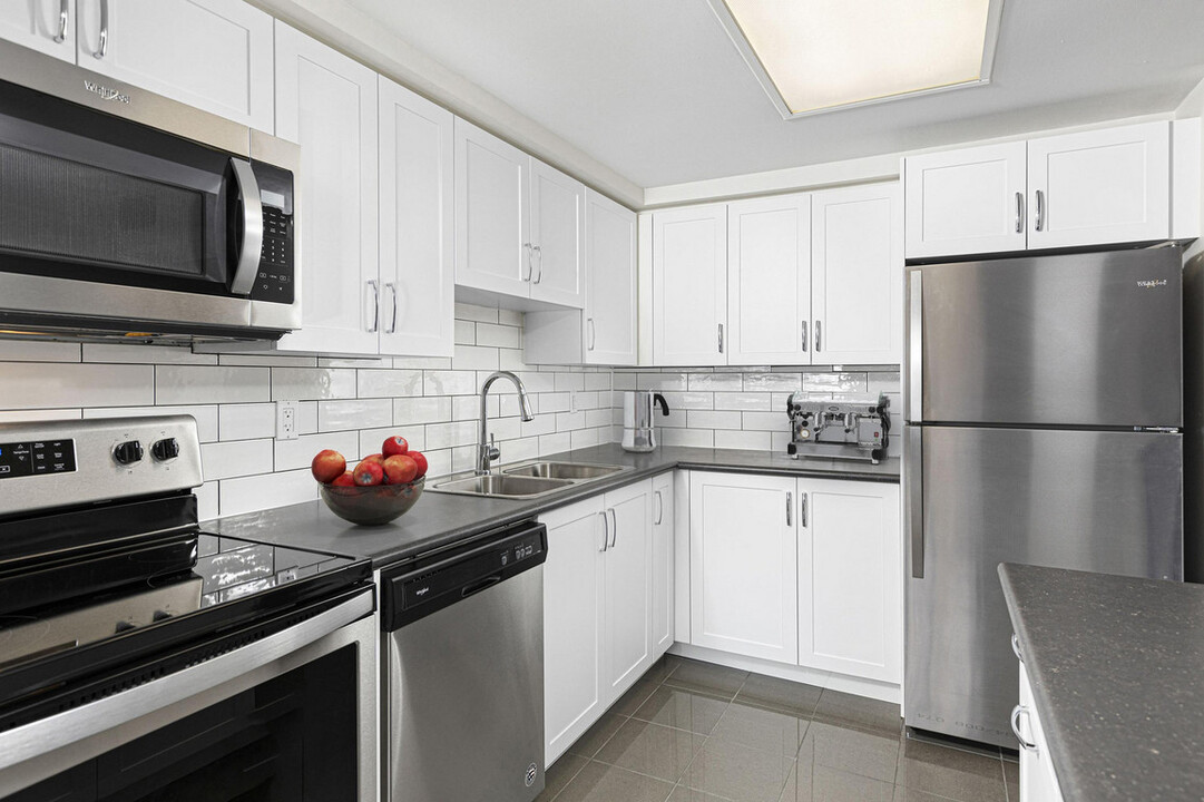 Simcoe Estates in Oshawa, ON - Building Photo