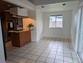 825 N Laventure Rd in Mount Vernon, WA - Building Photo - Building Photo