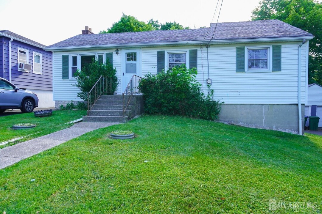 140 Harding Ave in Edison, NJ - Building Photo