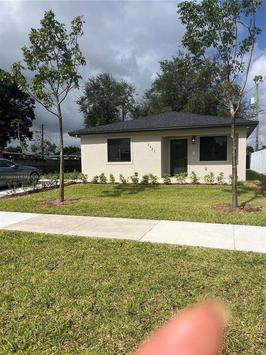 2421 NW 152nd Terrace in Miami Gardens, FL - Building Photo