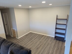 47301 Delaire Landing Rd, Unit 301 in Philadelphia, PA - Building Photo - Building Photo