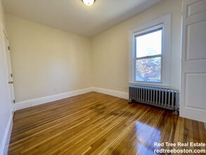 2572 Massachusetts Ave, Unit 1 in Cambridge, MA - Building Photo - Building Photo