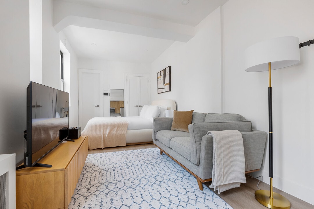 138 E 38th St in New York, NY - Building Photo
