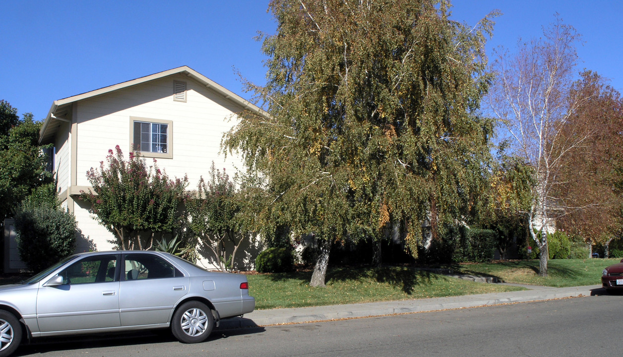 2140 Woolner Ave in Fairfield, CA - Building Photo