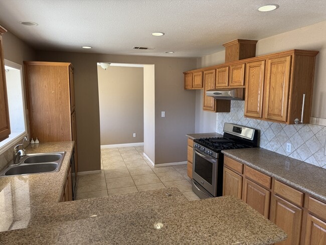14738 Poplar St in Hesperia, CA - Building Photo - Building Photo