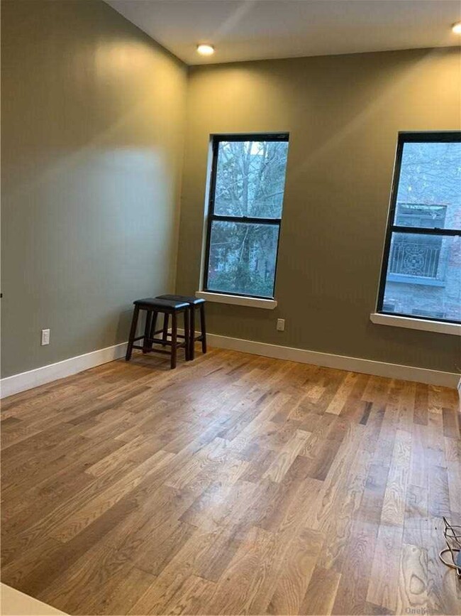1815 Putnam Ave-Unit -2R in Queens, NY - Building Photo - Building Photo