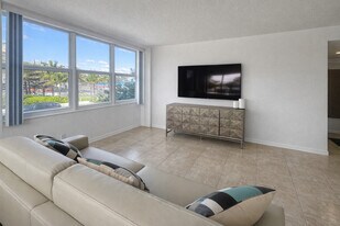 345 N Fort Lauderdale Beach Blvd, Unit 201 in Fort Lauderdale, FL - Building Photo
