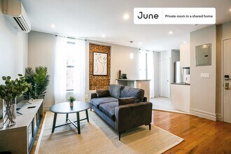 Private bedroom in 3 bed/2 bath Home in New York, NY - Building Photo - Building Photo