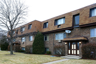 684 W Pickwick Ct in Mount Prospect, IL - Building Photo - Building Photo