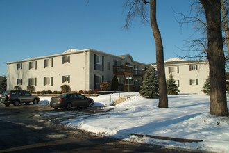 Pinewood Condominiums in Trenton, MI - Building Photo - Building Photo