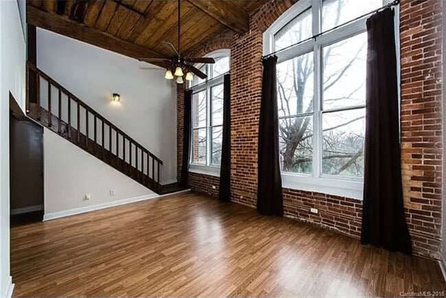 201 S Hoskins Rd, Unit 217 in Charlotte, NC - Foto de edificio - Building Photo