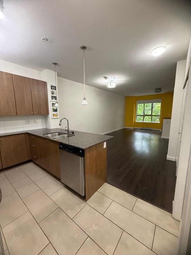 245 Ross Dr in New Westminster, BC - Building Photo - Building Photo
