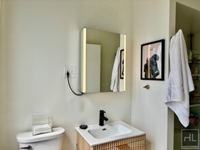 Gorgeous 1.5 bedroom in Maspeth, Unit 2 in Queens, NY - Foto de edificio - Building Photo