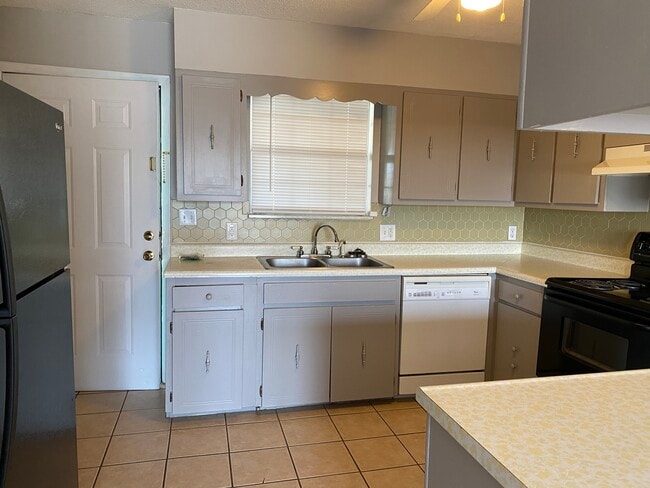 140 Kathy Ave, Unit 4 in Greeneville, TN - Foto de edificio - Building Photo