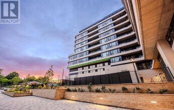 8188 Yonge St in Vaughan, ON - Building Photo - Building Photo