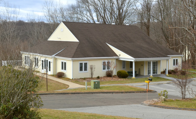 Stonecroft Village *WAITLIST IS CLOSED* in Hebron, CT - Foto de edificio - Building Photo