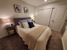 Lynwood Commons in Bainbridge Island, WA - Building Photo