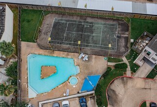 3663 E NASA Pkwy, Unit 407 in Seabrook, TX - Building Photo - Building Photo