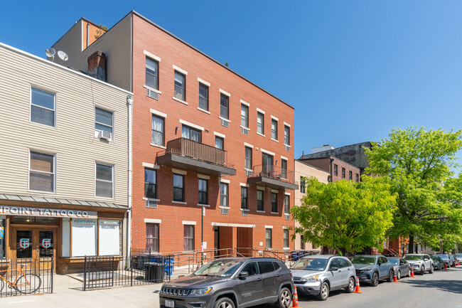 135 Meserole Ave in Brooklyn, NY - Building Photo - Building Photo