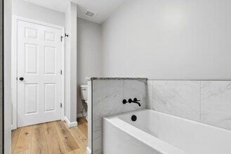 103 Village Circle Dr in Lake St. Louis, MO - Building Photo - Building Photo