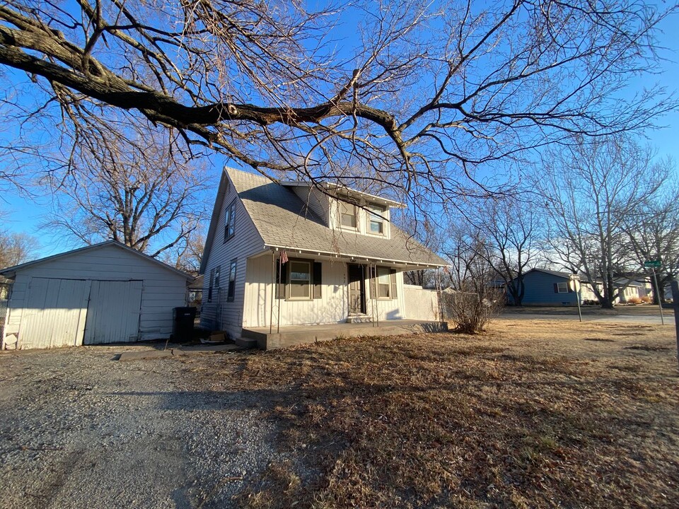 402 W 12th St in Newton, KS - Building Photo