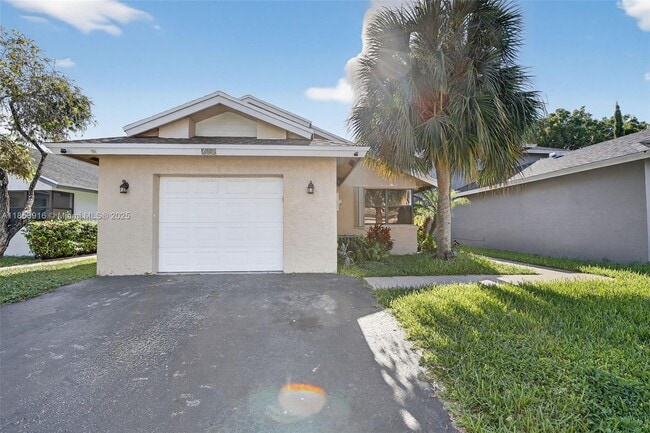 581 Lakeside Cir in Sunrise, FL - Building Photo - Building Photo