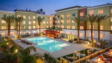 88 at Alhambra Place in Alhambra, CA - Foto de edificio - Building Photo