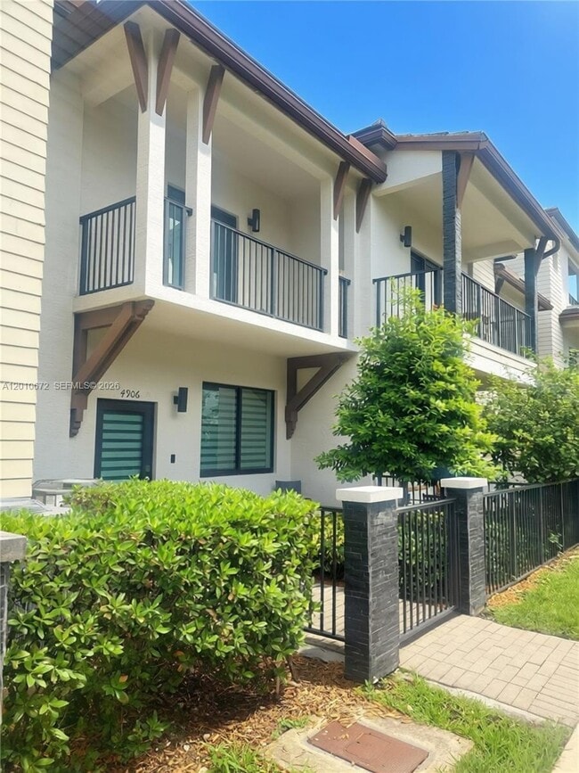 4906 NW 83rd Path in Doral, FL - Building Photo - Building Photo